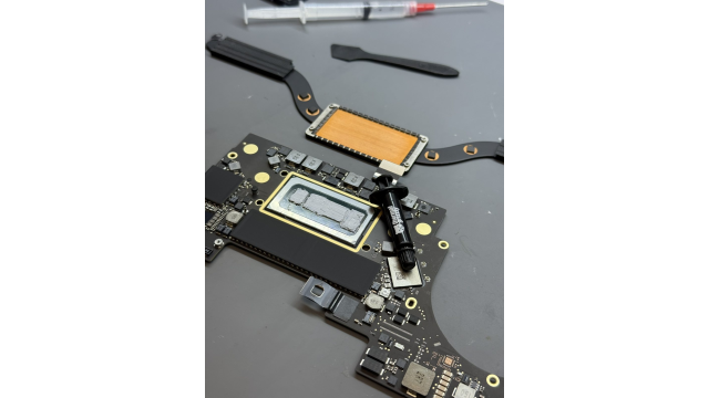 Заміна батареї та термопасти MacBook Pro A1989 (13")